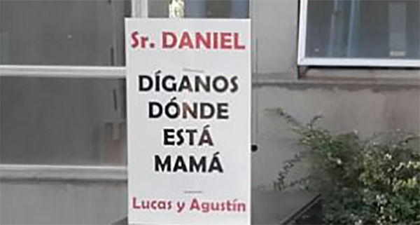 Perassi colgó cartel en tribunales: “Díganos dónde está mamá”