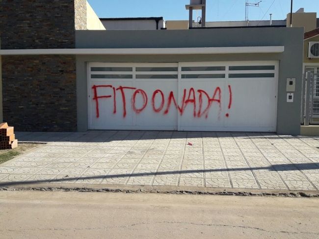 Pintadas políticas indignaron a los vecinos de Timbues