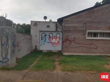 Vandalismo: Le pintaron con aerosol todo el frente de la casa