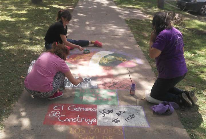 Mujeres de Andino repudiaron el valdalismo en su rayuela y siguen dejando mensajes