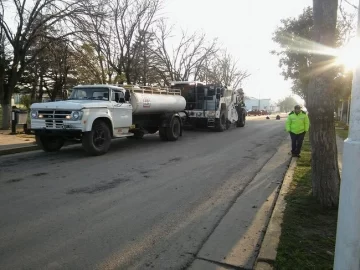 Puerto Gaboto: Comenzaron a reparar calles pavimentadas