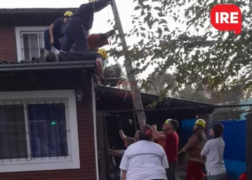 Un vecino de Andino estaba limpiando el tanque y se cayó del techo