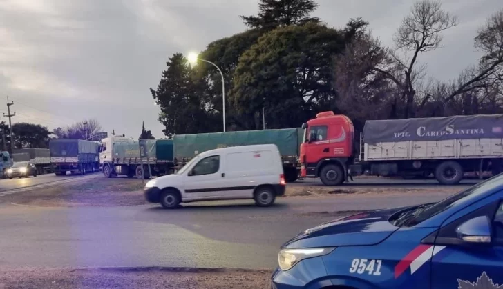 Camioneros cortaron en La Ribera por falta de gasoil y hay desvíos de colectivos