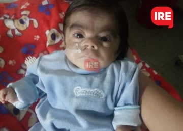 Seba tiene 4 meses, nació prematuro y necesita la ayuda de la región para volver a Gaboto