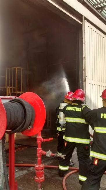 Prefectura sofocó un incendio de magnitud en el Cordón Industrial