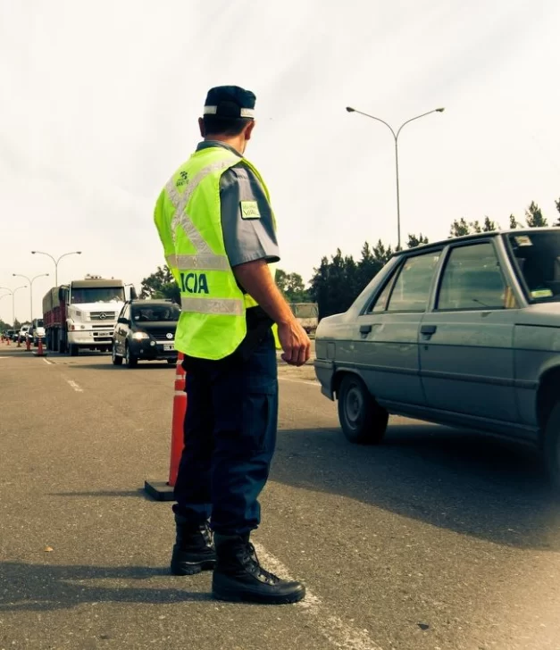 Esquivó un operativo de control, abandonó la moto y se fugó