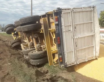 Un camión volcó en el ingreso a Serodino: No hay heridos