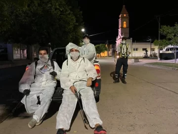 Serodino comenzó anoche a desinfectar espacios comunes