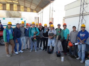 Jóvenes continúan con la construcción de la nueva oficina de empleo