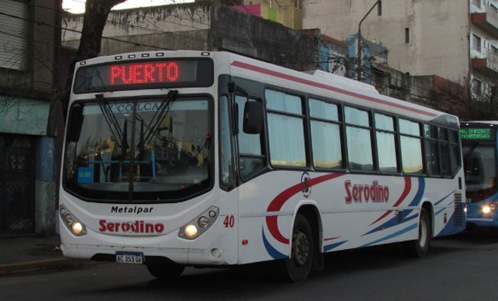 Los colectivos de la empresa Serodino circularán este martes pese al paro