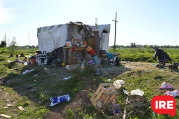 Silvia con sus siete hijos viven a la vera del canal Maciel: Sin luz, sin agua y sin baño