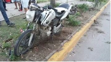 Un motociclista se subió al cantero y cayó del vehículo