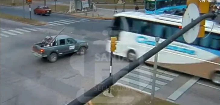 Un galvense cruzó un semáforo en rojo y embistió a una camioneta