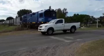 Imprudencia al volante: Cruzó las vías mientras arribaba el tren