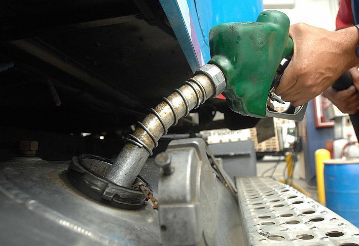 Suben y bajan: El precio de la nafta bajó 1% pero subió el gasoil