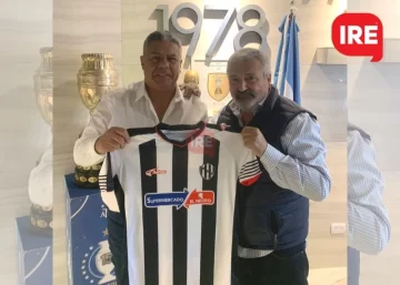 El presidente de la AFA recibió la camiseta del Club Atlético Timbuense