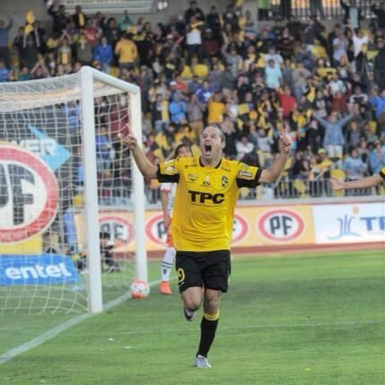 Tevez se luce en el fútbol de Ecuador por sus goles y sencillez