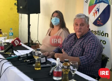 González mostró el listado de vacunados y cuestionó la actitud de la minoría