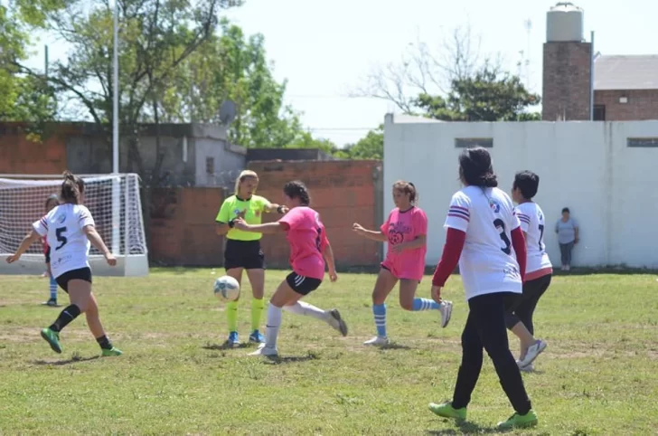 Unas 70 chicas disfrutaron del encuentro de fútbol femenino en Timbúes