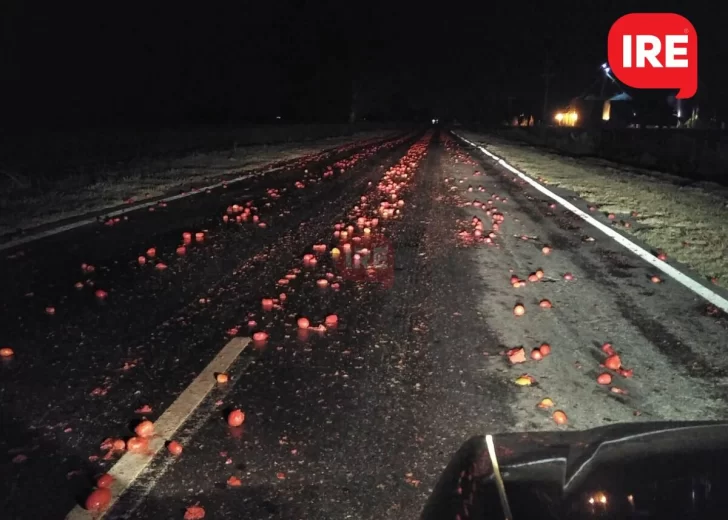 Un camión tumbó miles de tomates sobre ruta 65 pero no frenó ni aviso a la policía