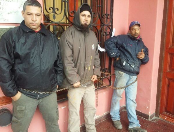 Trabajadores municipales se encadenaron a modo de protesta