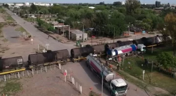 San Lorenzo: Un camión tanque fue embestido por el tren San Lorenzo: Un camión tanque fue embestido por el tren