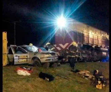 Un tren arrastró más de 300 metros un auto: Una mujer atrapada