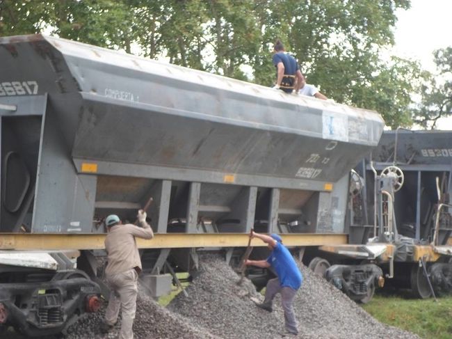 Obra pública: llegaron 40 vagones para ripiar las calles de tierra