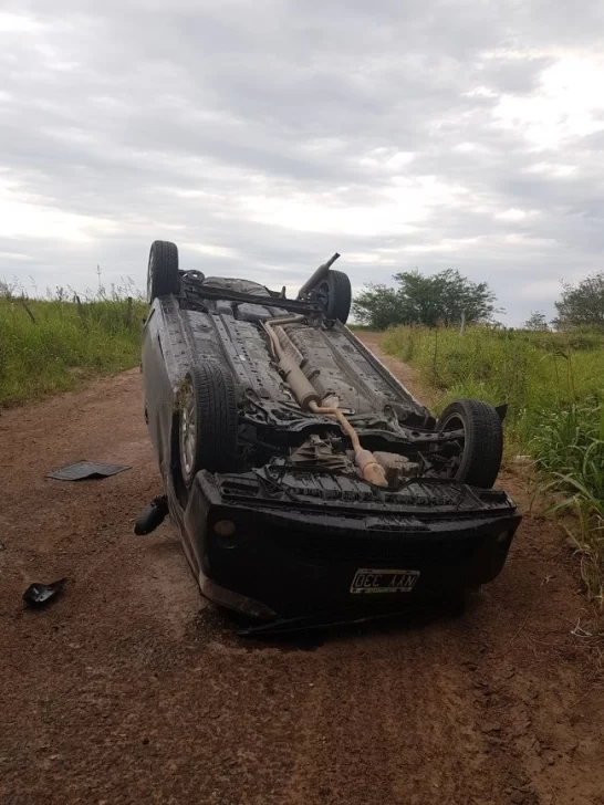 Despistó y cayó por un puente de la autopista: salió ileso