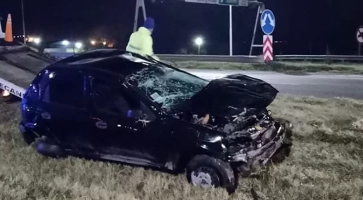 Una mujer quedó atrapada tras un impresionante vuelco en autopista