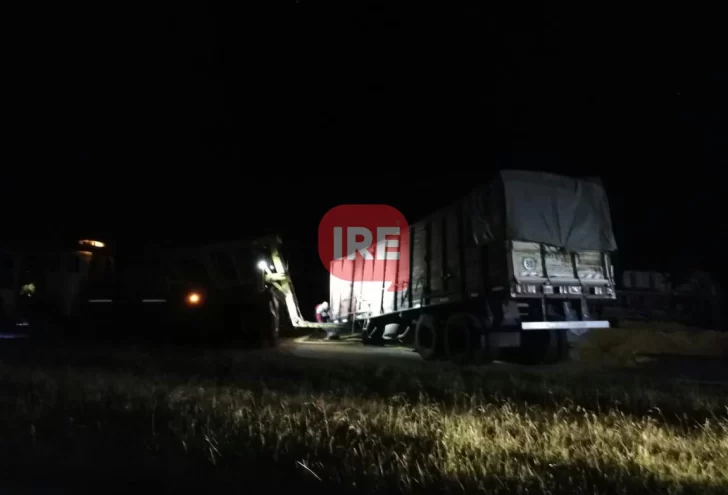 Un camión volcó su carga sobre la autopista tras un accidente