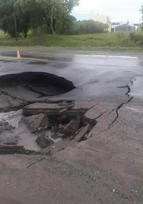 Impresionante: Se socavó la ruta 11 a la altura de Sauce Viejo