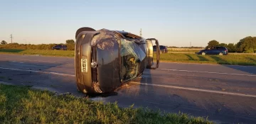 Perdió el control del auto y dio un impresionante vuelco