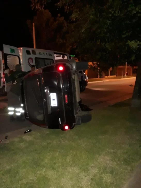 Estaba borracho, huyó de un control y terminó volcando