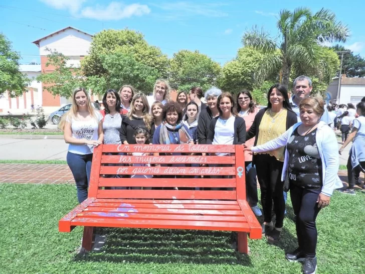 Con un emotivo acto quedó inaugurado el banco rojo