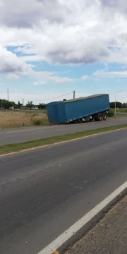 Chofer perdió el acoplado de su camión cuando ingresaba a la Autopista