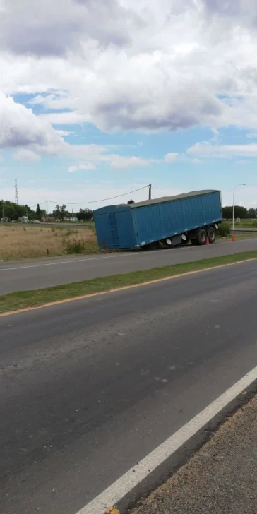 Chofer perdió el acoplado de su camión cuando ingresaba a la Autopista