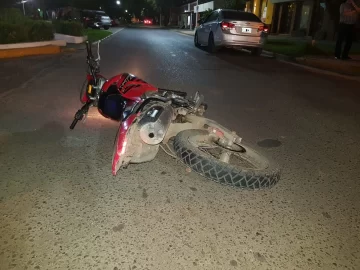 Choque entre un auto y una moto: Hay un joven con doble fractura