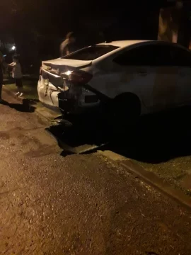 Accidente entre un auto y una moto dejó a un joven con heridas