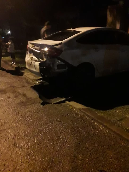 Accidente entre un auto y una moto dejó a un joven con heridas