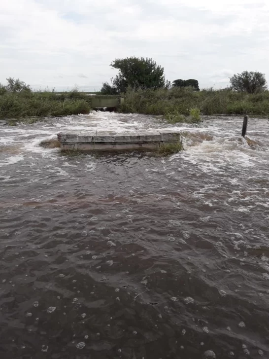 Cuatro familias fueron evacuadas y la ruta permanece cortada