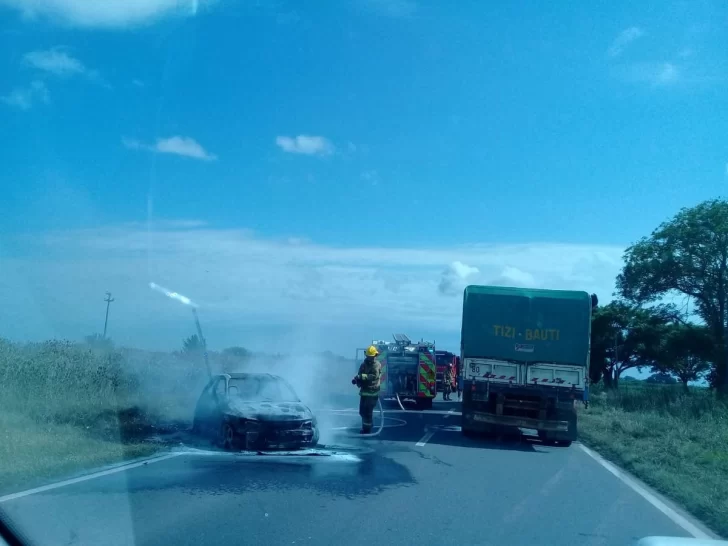 Se incendió un auto sobre ruta 11 en el que viajaban madre e hija