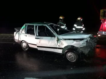 Volcó un auto en autopista y hay una persona en grave estado