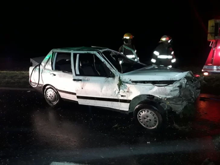 Volcó un auto en autopista y hay una persona en grave estado