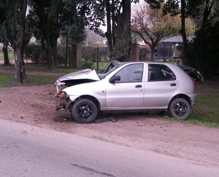 Un oliverense chocó un árbol sobre Ruta 11 y debió ser hospitalizado