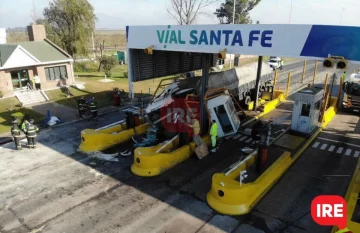 Impresionante: Un camión embistió un utilitario y una cabina de peaje