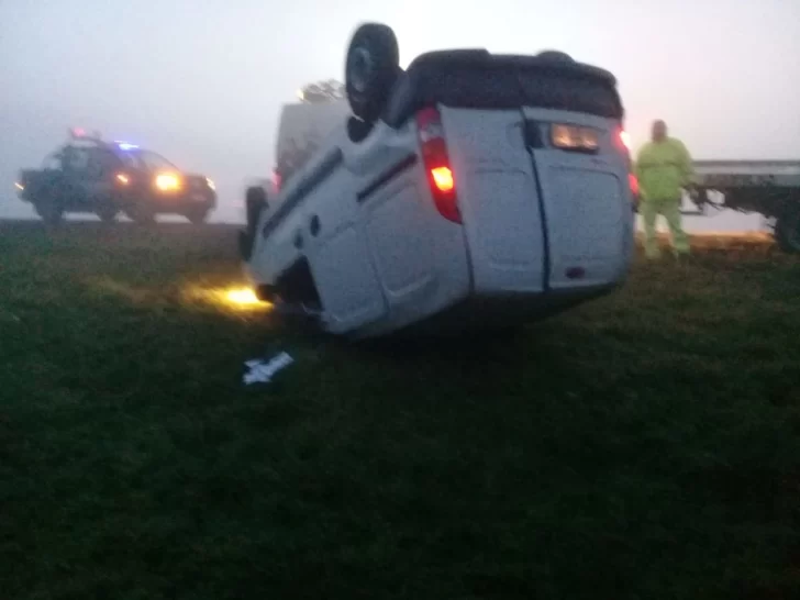 Tras un choque por alcance dos vehículos despistaron y uno volcó Tras un choque por alcance dos vehículos despistaron y uno volcó