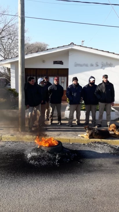 Sigue el paro de trabajadores con quema de gomas en la Comuna