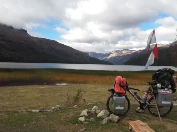 Un macielense recorre en bicicleta la ruta 40 con su gatito