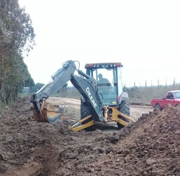 En conjunto Maciel y Puerto Gaboto mejoran caminos rurales